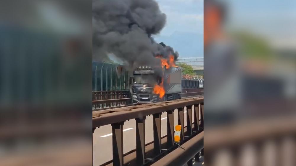 Brennerautobahn: Sattelschlepper brennt lichterloh