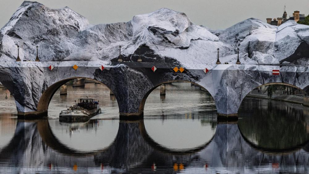 Künstler verwandelt berühmte Brücke in Paris in Höhle