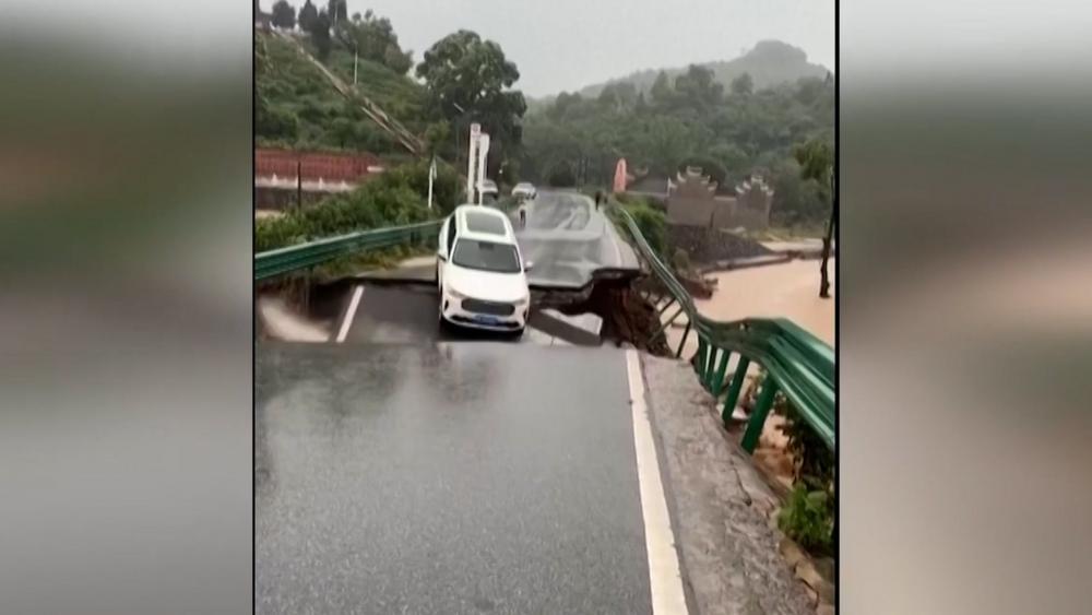 China: Fluss reißt Brücke samt Auto mit