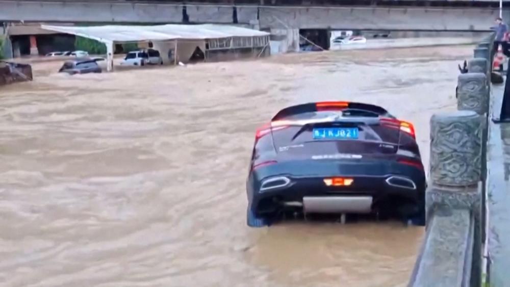 China: Hochwasser reißt Autos mit sich