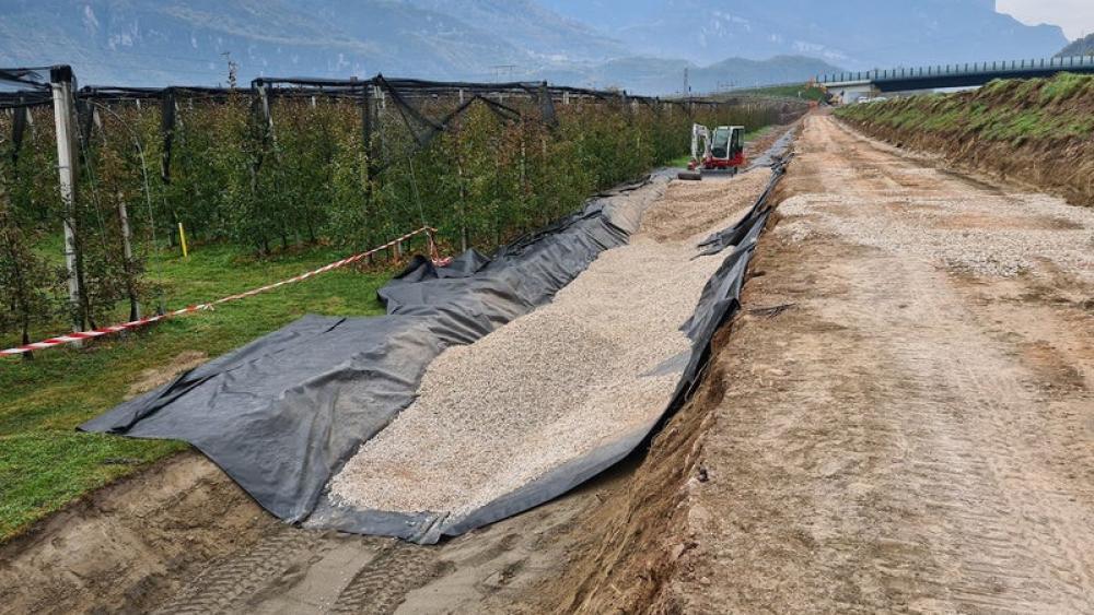 Wildbachverbauung verstärkt Etschdämme im Unterland