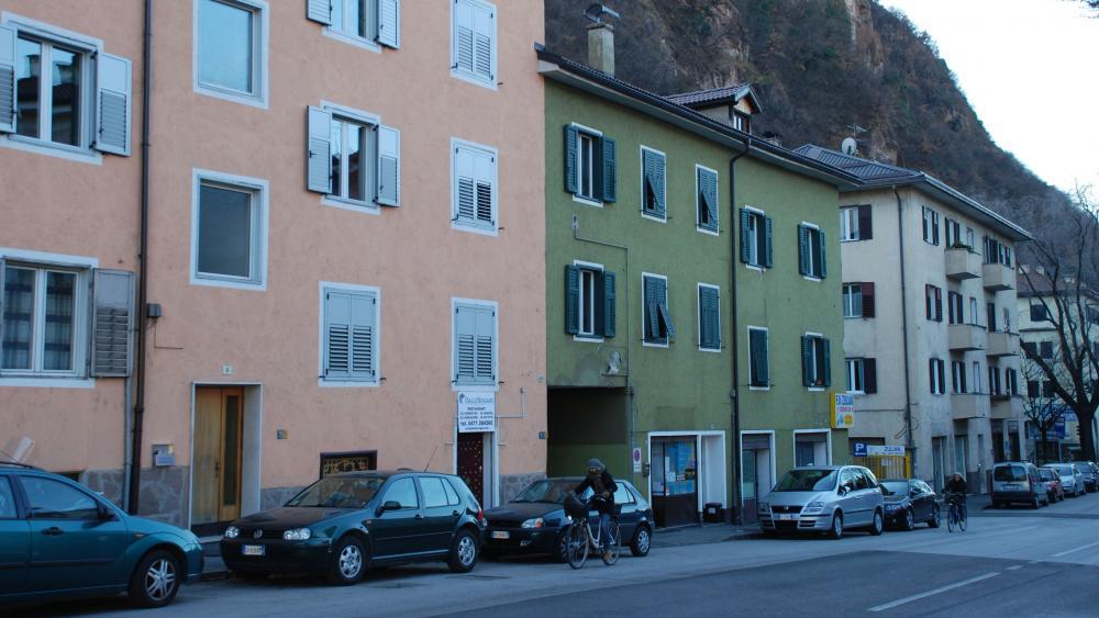 Kleines Wunder: Bub stürzt aus dem vierten Stock und verletzt sich kaum