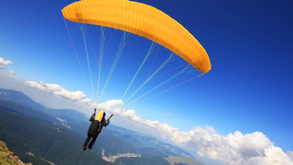 Cessna kracht in Gleitschirm – Pilotin filmt live und rettet sich in letzter Sekunde