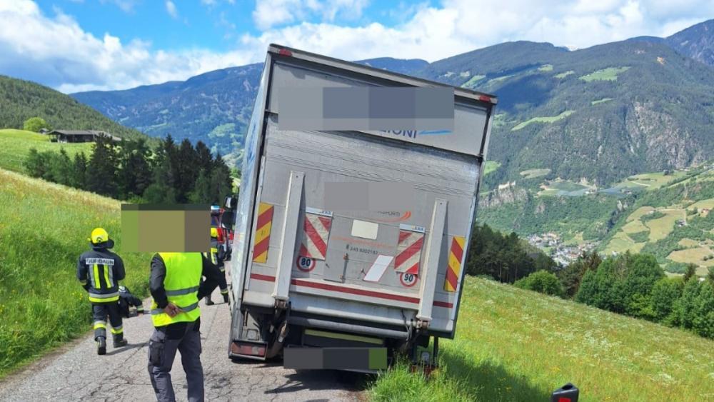 Gufidaun: Lkw droht Hang hinabzurutschen