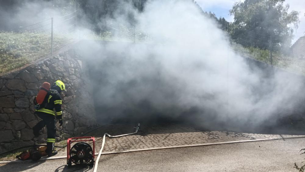 Feuer in Garage: Hybridauto in Vollbrand