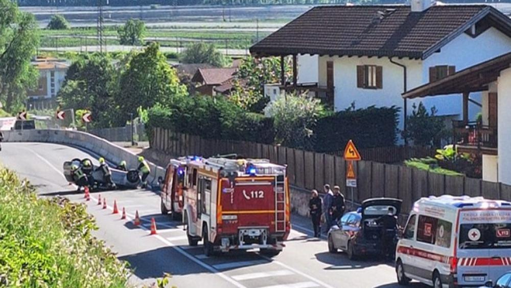 Branzoll: Auto landet auf dem Dach – Eine Person leicht verletzt