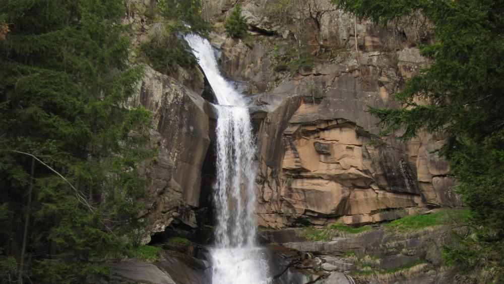 Barbian: Person stürzt in Wasserfall