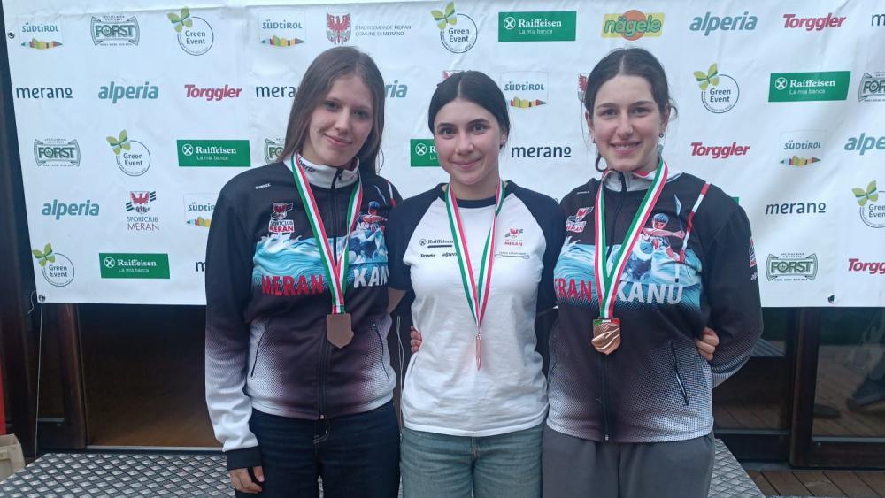 Drei Slalom-Kanutinnen freuen sich über Team-Bronze