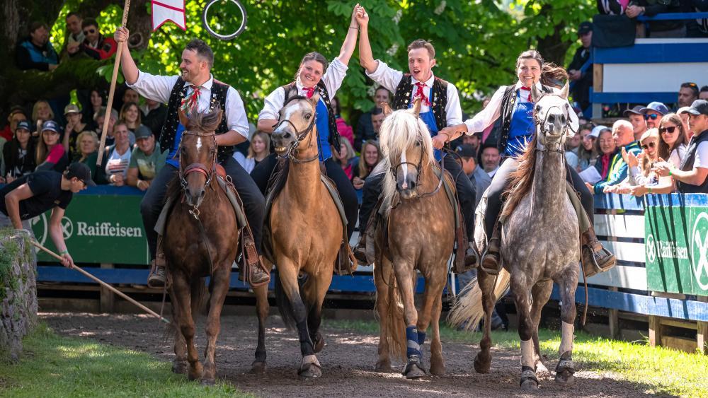 Oswald-von-Wolkenstein-Ritt: Vier Geschwister haben die Standarte fest im Blick