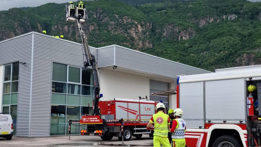 Leifers: Firmendach steht in Flammen