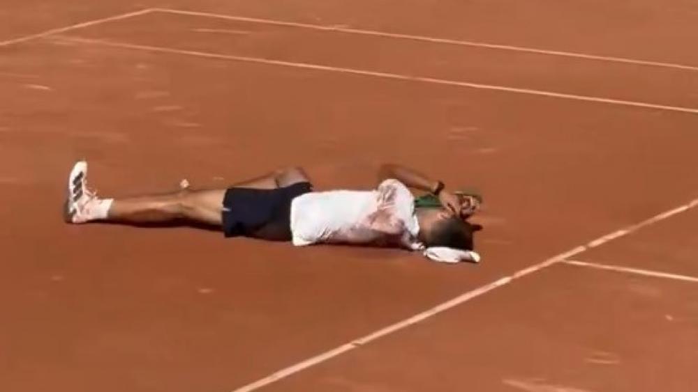 Nach Matchball in Paris: Tennis-Star sackt zusammen