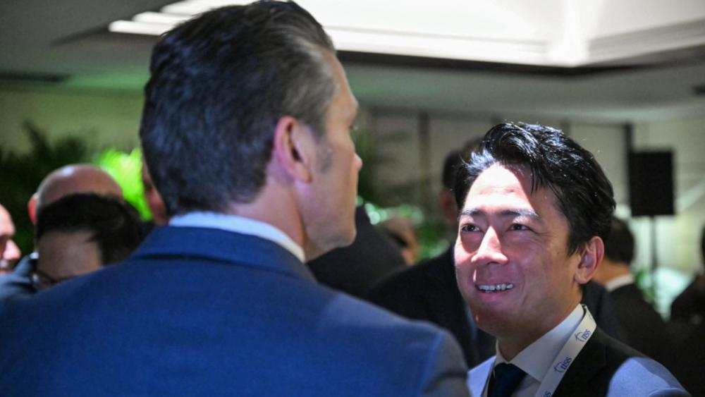 https://s3-images.stol.it/_images/fit/1000x563/img/2026/05/koizumi-im-gespraech-mit-seinem-us-kollegen-peter-hegseth-in-singapur.jpg
