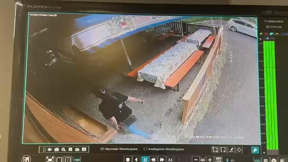 Kuriose Szene in Klausen: Unbekannte entwenden Tischdecke von Würstelstand
