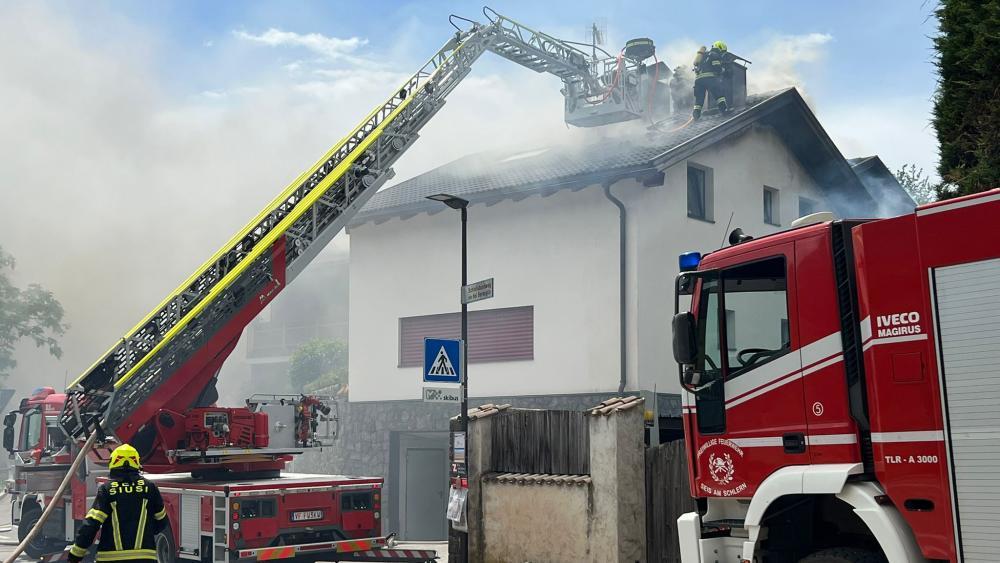 Völs am Schlern: Brand greift auf Wohngebäude über