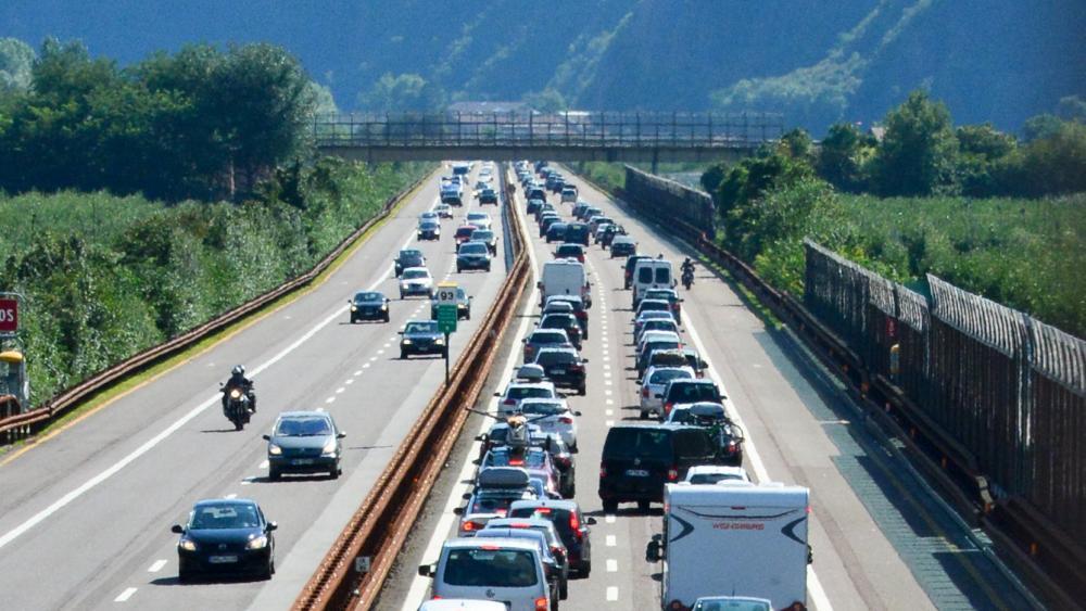 Unfall auf der A22: Mehrere Fahrzeuge verwickelt – Kilometerlanger Rückstau