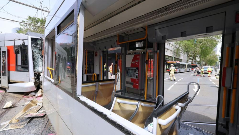 Fünf Personen bei Tram-Unfall in Düsseldorf schwer verletzt