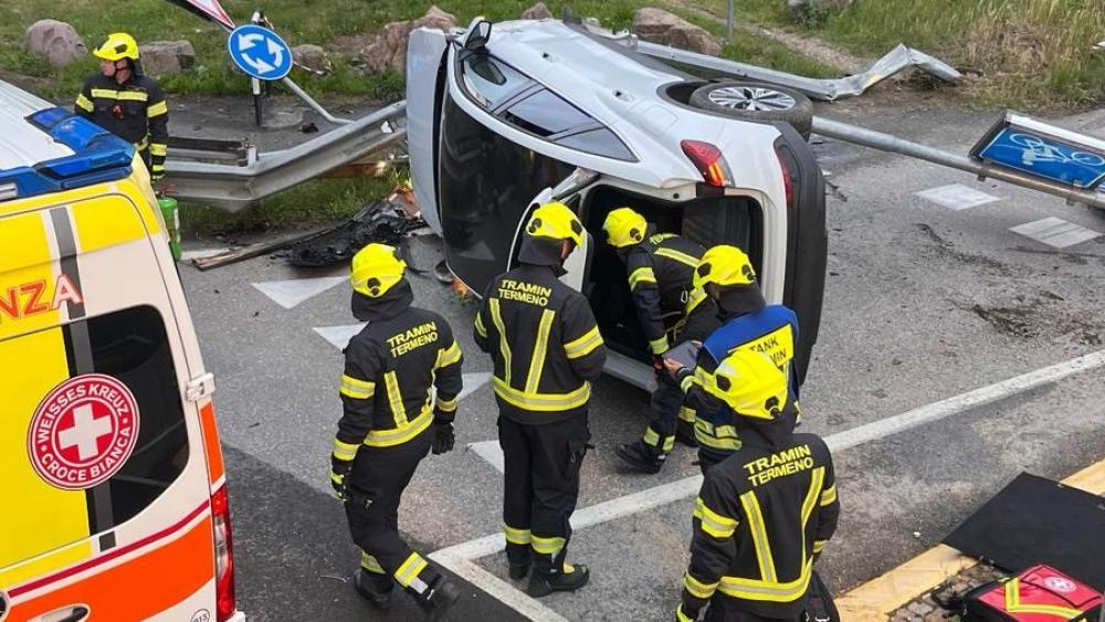Tramin: E-Auto verunfallt