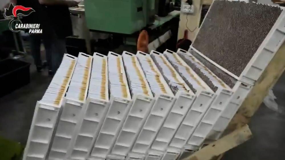 20 Tonnen Tabak beschlagnahmt: Illegale Zigarettenfabrik ausgehoben