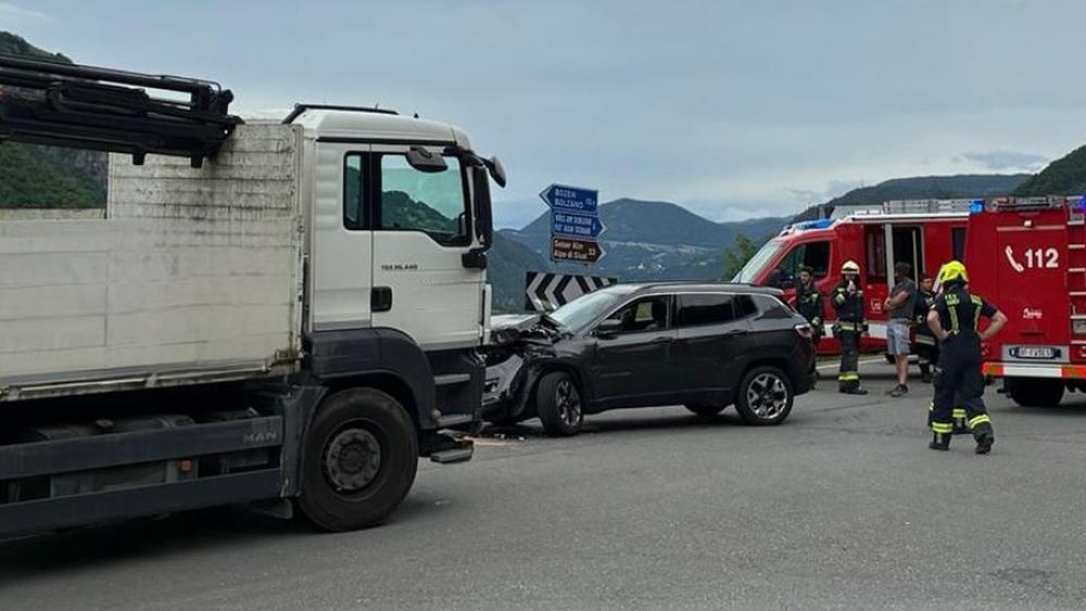 Lkw gegen Pkw: Zwei Leichtverletzte
