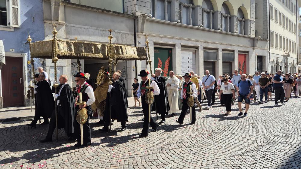 Fronleichnam in Bozen: Gottesdienst, Prozession und Fest der Begegnung