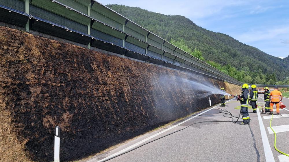 Niedervintl: Feuer an der Lärmschutzwand