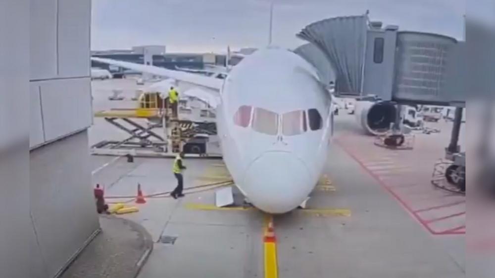 Frankfurt: Hier knickt ein Passagierflugzeug ein