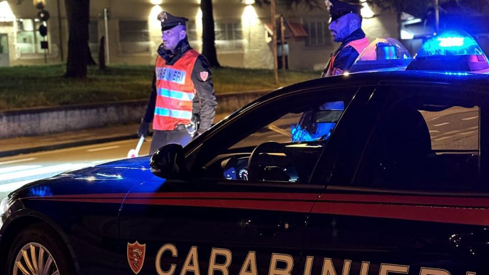 Frau verfolgt und Carabinieri attackiert – Mann in Leifers festgenommen