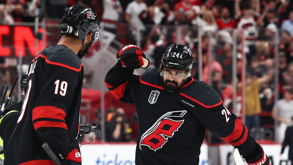Hurricanes gewinnen wildes Spiel gegen Vegas