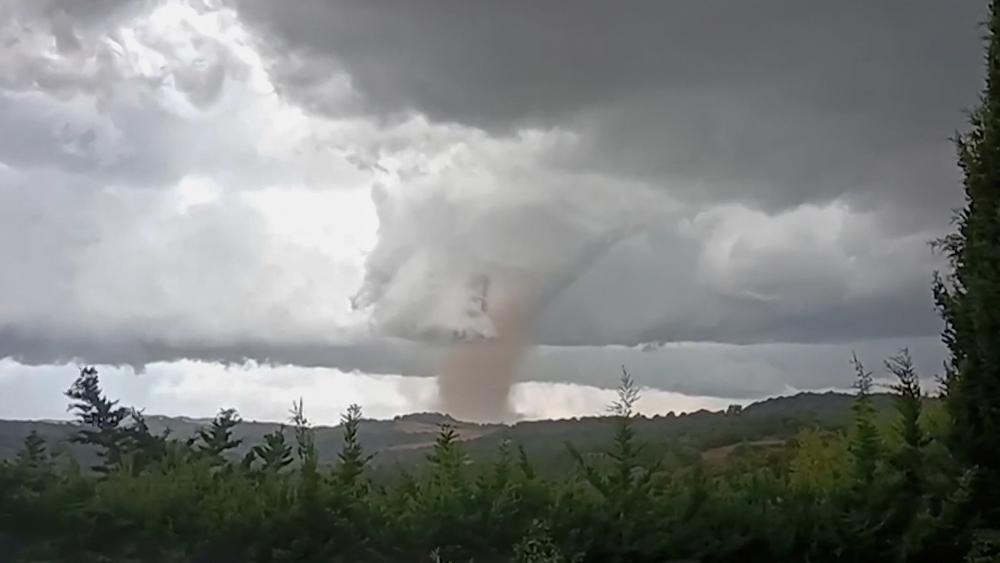 Tornado riss Dächer in Südfrankreich ab