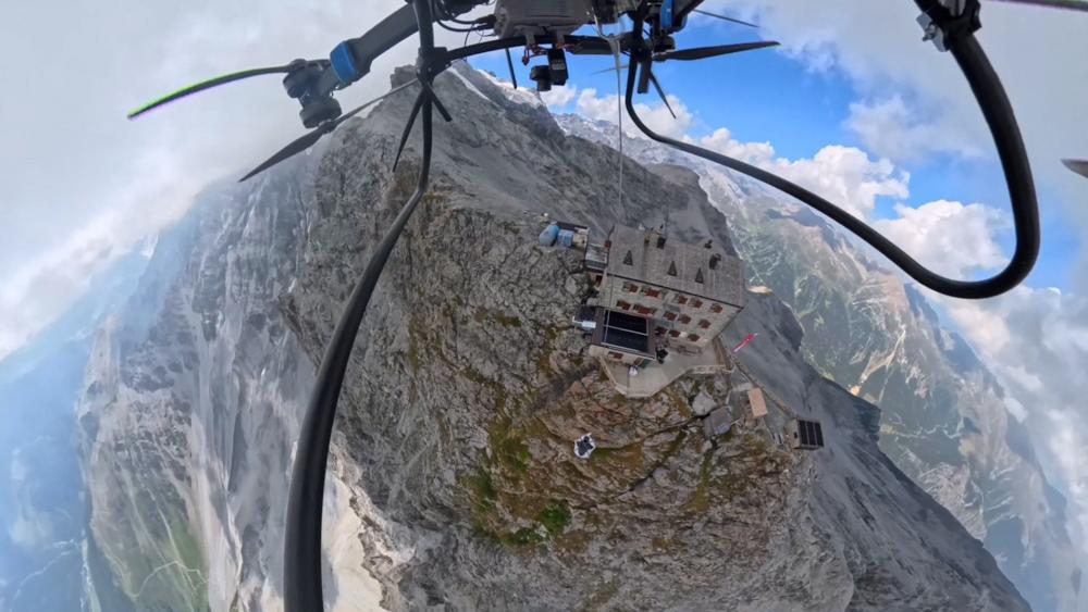 Das Bier kommt per Drohne auf die Hütte