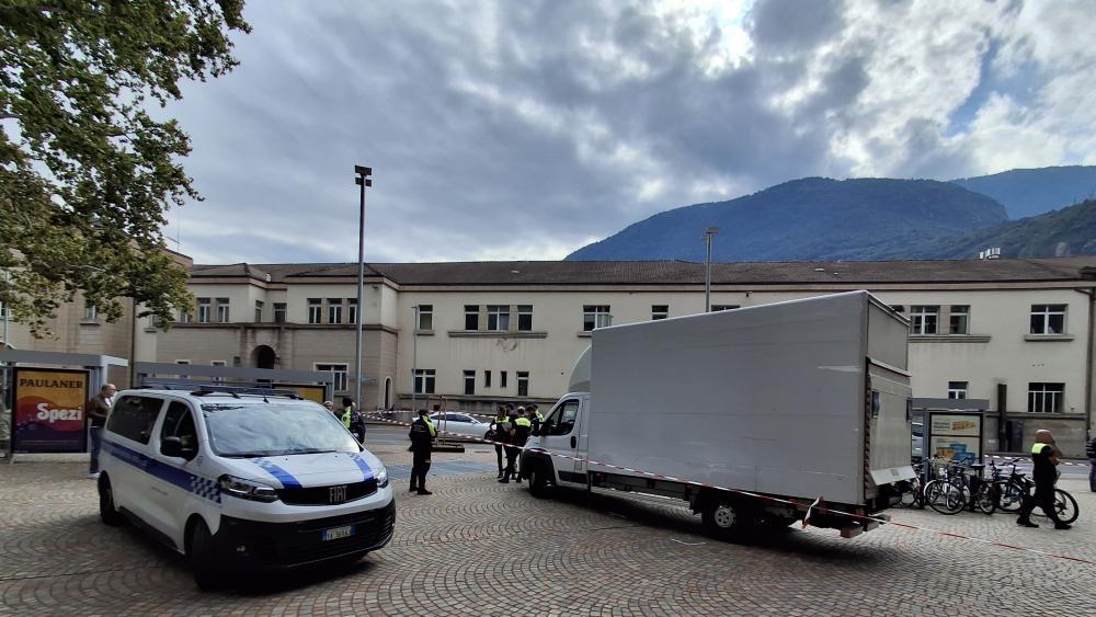 Tragödie in Bozen: 5-jähriges Mädchen stirbt nach Unfall mit Kleintransporter