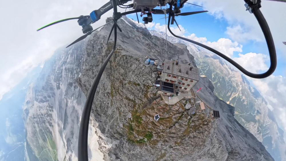 „Der fliegende Korb“: Das Bier kommt per Drohne auf die Hütte
