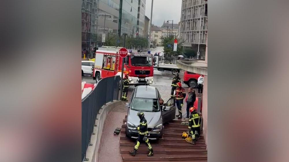Bozen: Auto fährt über Treppe zum Parkhaus