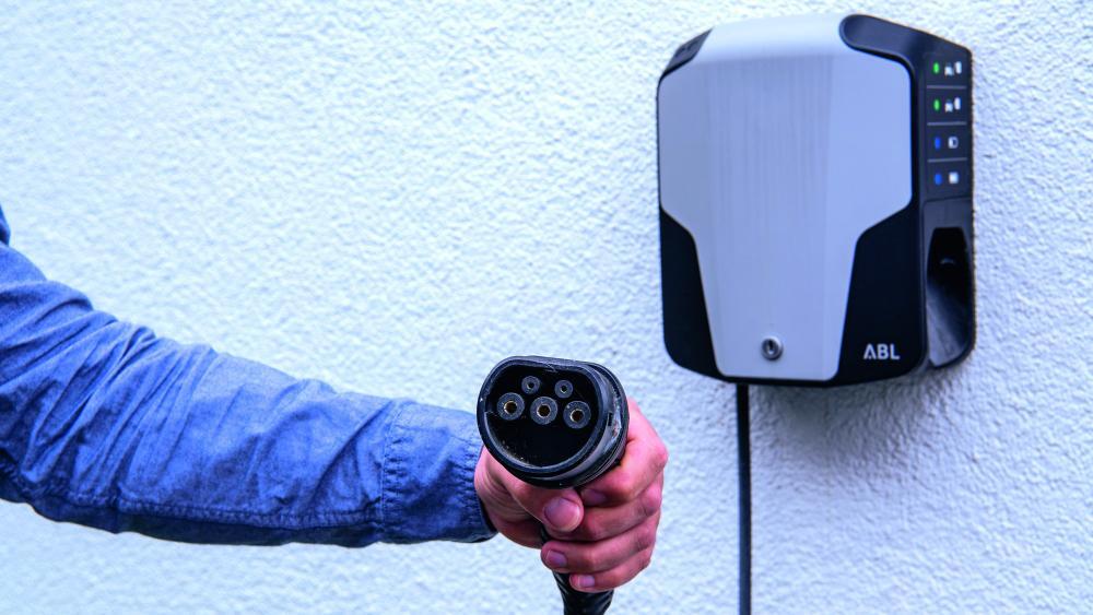 E-Autos: Brandsicher & günstig daheim laden