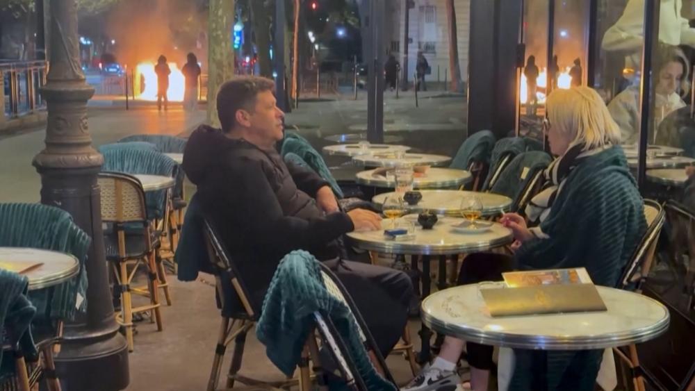 Nicht romantisch: Gemeinsamer Drink vor Krawallkulisse