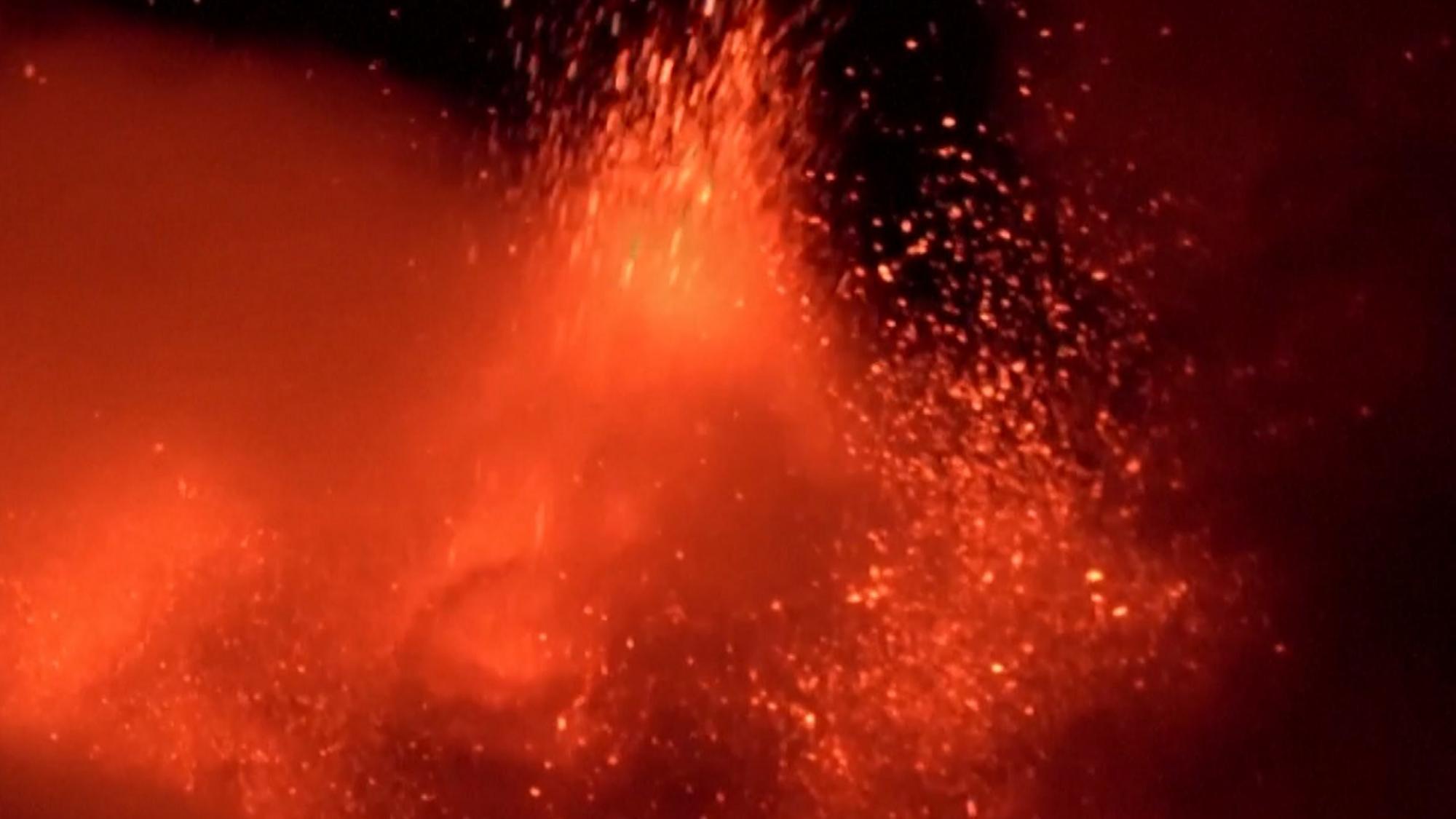 Vulkan tna Beleuchtet Den Nachthimmel Videos Stol it