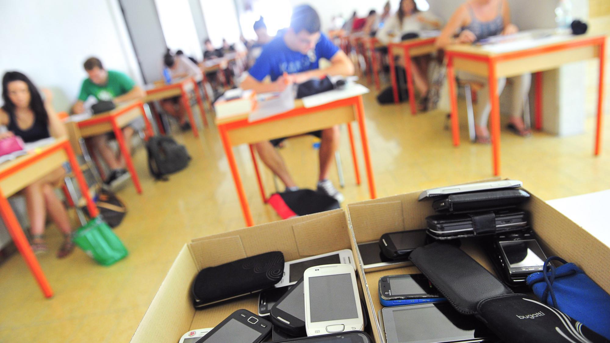 Darf Der Lehrer Das Handy über Nacht Behalten Vater zieht vor Gericht: Darf der Lehrer das Handy einziehen? - Chronik