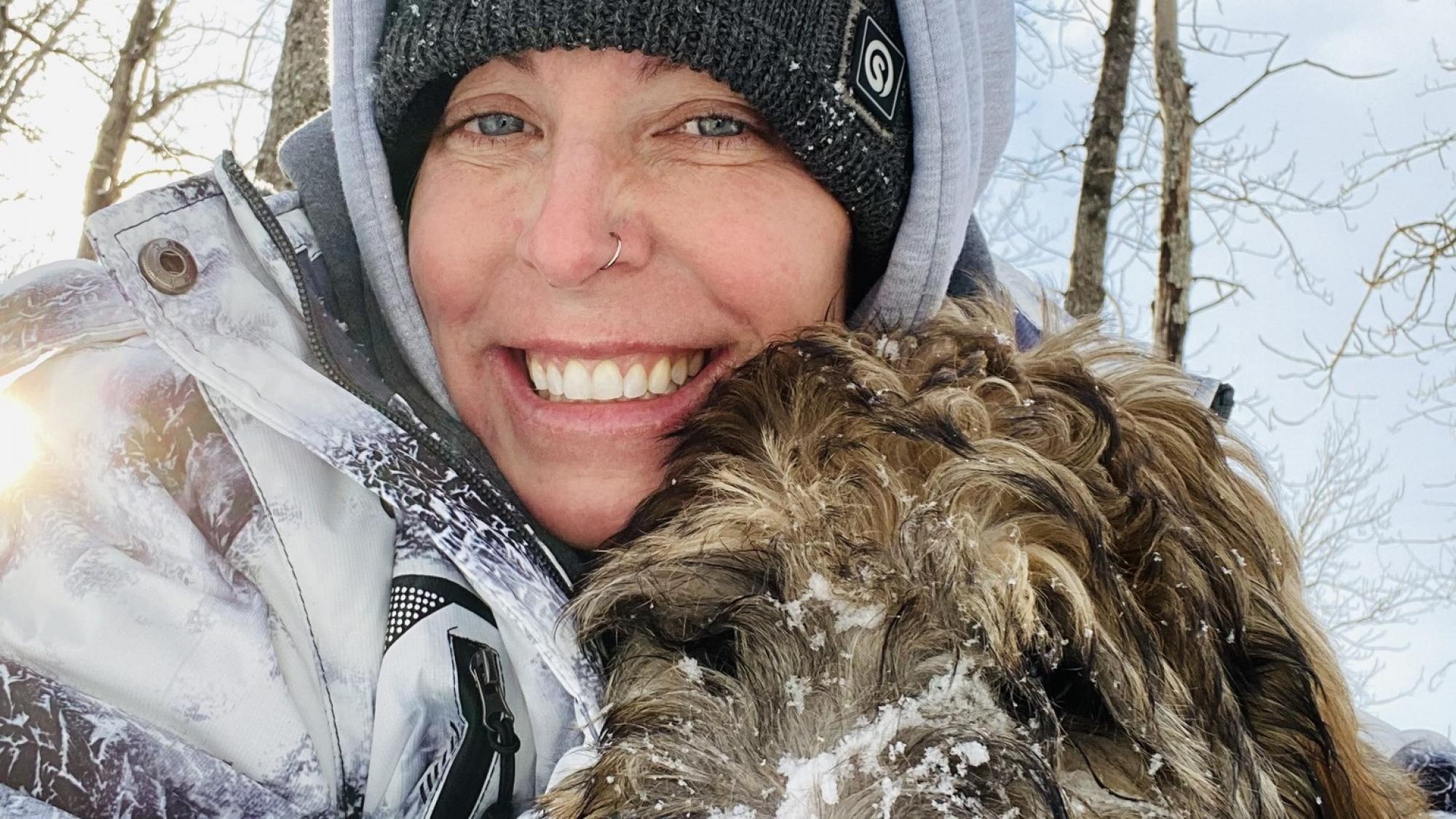 Frau Springt In Eisigen Fluss Um Hund Zu Retten In Umarmung Tot 