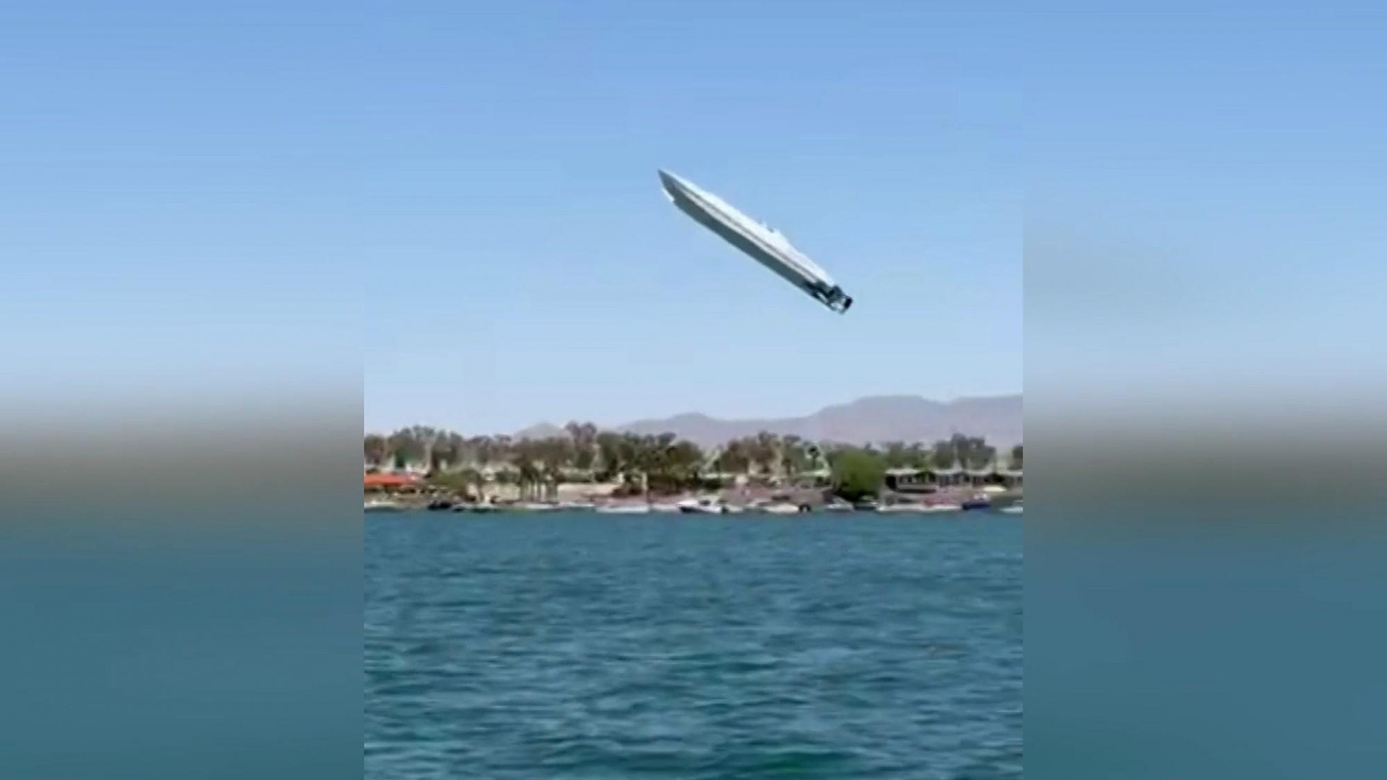 Speedboot Rennen Mit 320 km/h: Speedboot crasht bei Rekordversuch - Videos | stol.it