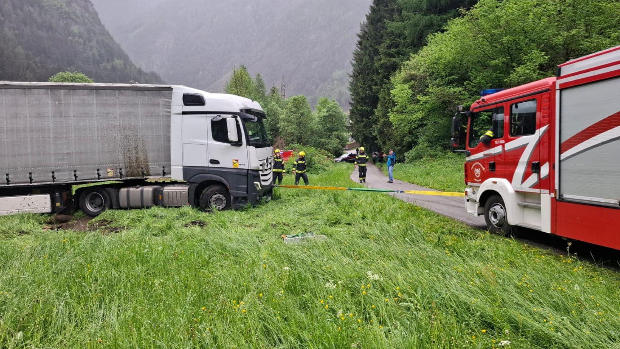 Auto Festgefahren Wiese