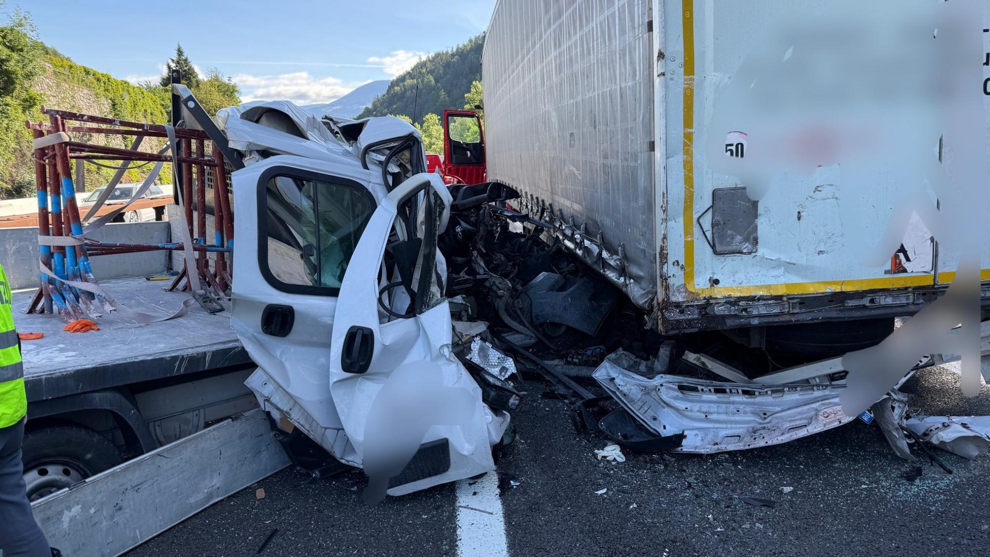 Schwerer Unfall auf der A22: Zwei Tote - Chronik | stol.it