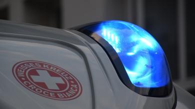 MeBo: Pkw prallt gegen Leitplanke und überschlägt sich