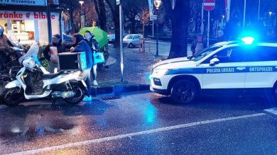 Un homme de 77 ans a été percuté par un scooter de livraison de pizzas à Merano.