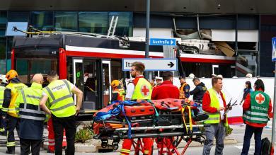 VIDEO | Bus kracht in Salzburg in Supermarkt: Ein Toter, 7 Verletzte