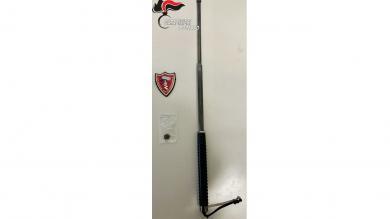 Brixen: Jungen Mann  mit Teleskopschlagstock angehalten