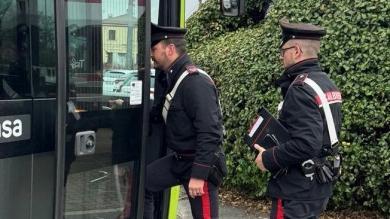 Bozen: Kontrolleurin in Bus mit Messer bedroht und ausgeraubt