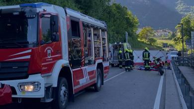 Kaltern : Une moto entre en collision avec une voiture – un blessé grave