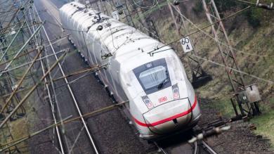 ICE train crashes into overhead power line – hundreds of passengers are stranded