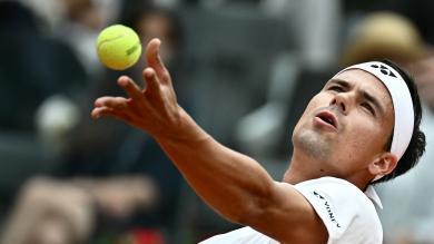 Wütendes Tennis-Ass kickt Schläger ins Publikum