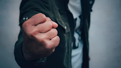 Bozen: Passant will Mutter und Sohn helfen und wird brutal geschlagen